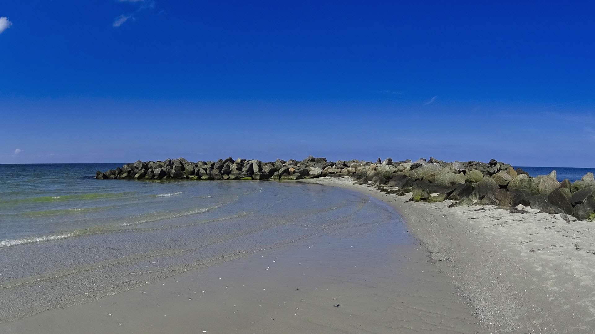 Die Ostsee mit Buhne